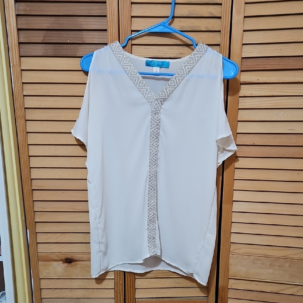Francesca's Collections Cream V-Neck Blouse
